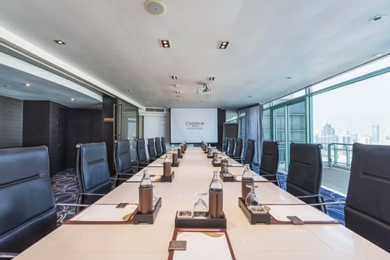 Meeting table & a projector screen in Ravipa at Chatrium Hotel