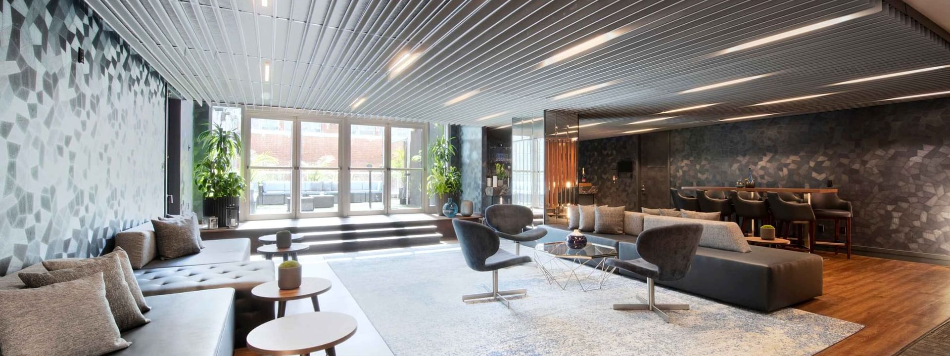 Salon contemporain des hôtels et complexes Warwick, avec un mobilier moderne et une décoration élégante.