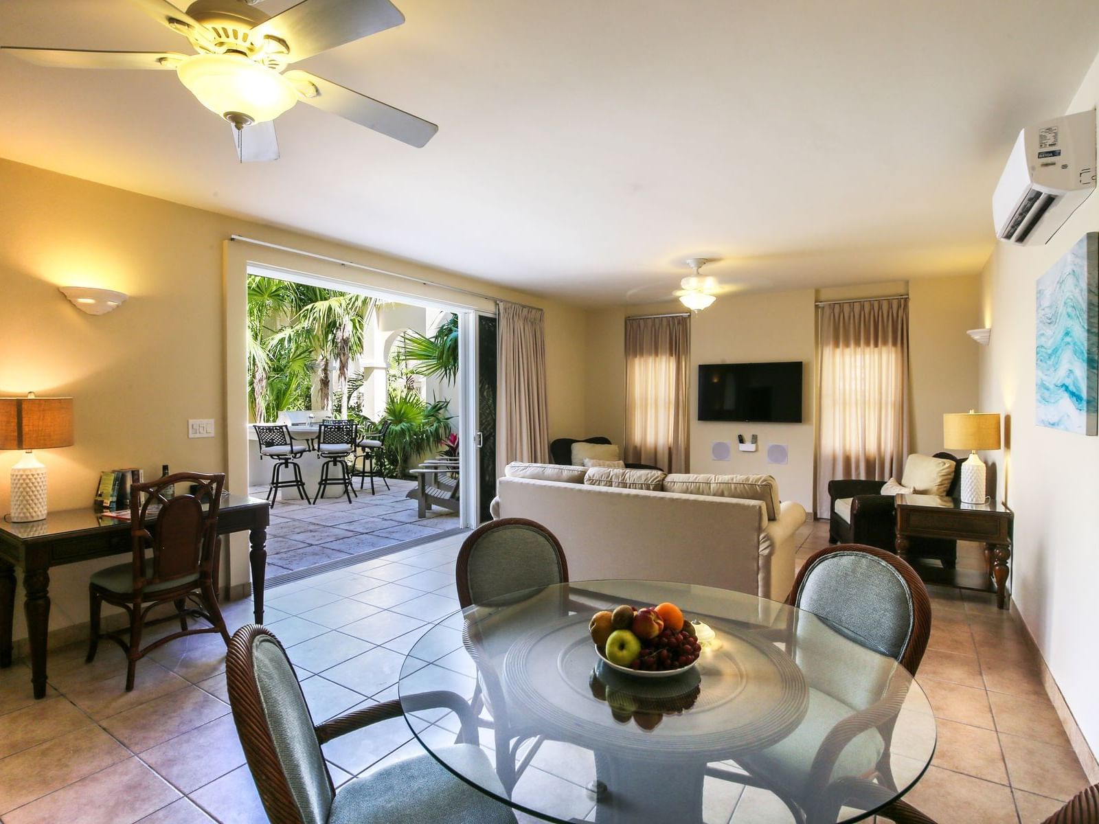 Living room of 1 Bedroom Lanai Bungalow at Windsong Resort On The Reef