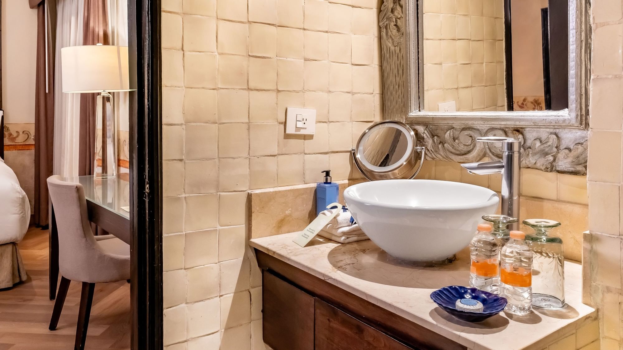 Baño elegante con lavabo redondo y espejo en la habitación Novicia 2 Camas Dobles en Quinta Real Puebla Heroica Puebla de Zaragoza.