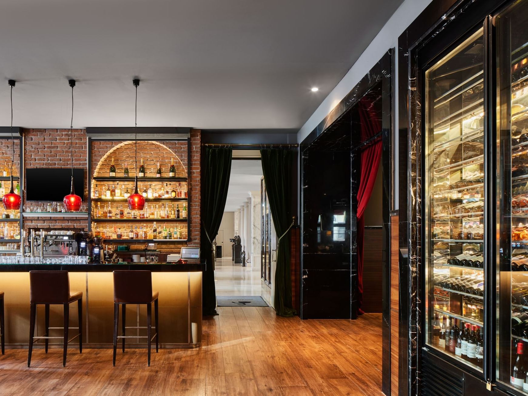 Gedeckte Tische mit Weinkühler in der Schinkel Bar im Titanic Gendarmenmarkt Berlin