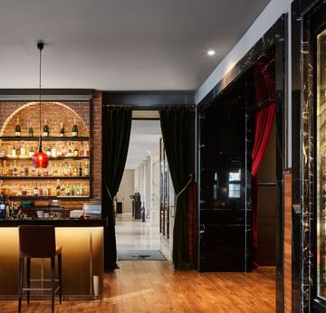 Bar shelves & table set-up of Schinkel Bar at Titanic Gendarmenmarkt Berlin