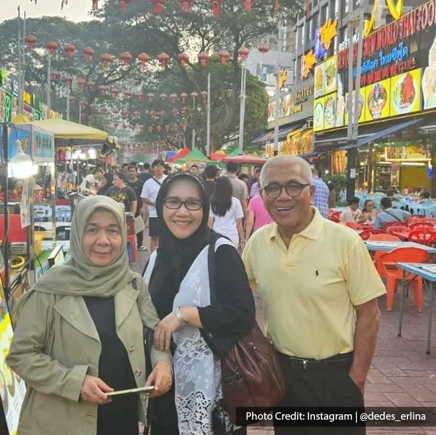 Family posing on the busy streets of Jalan Alor with food stalls near Imperial Lexis Kuala Lumpur