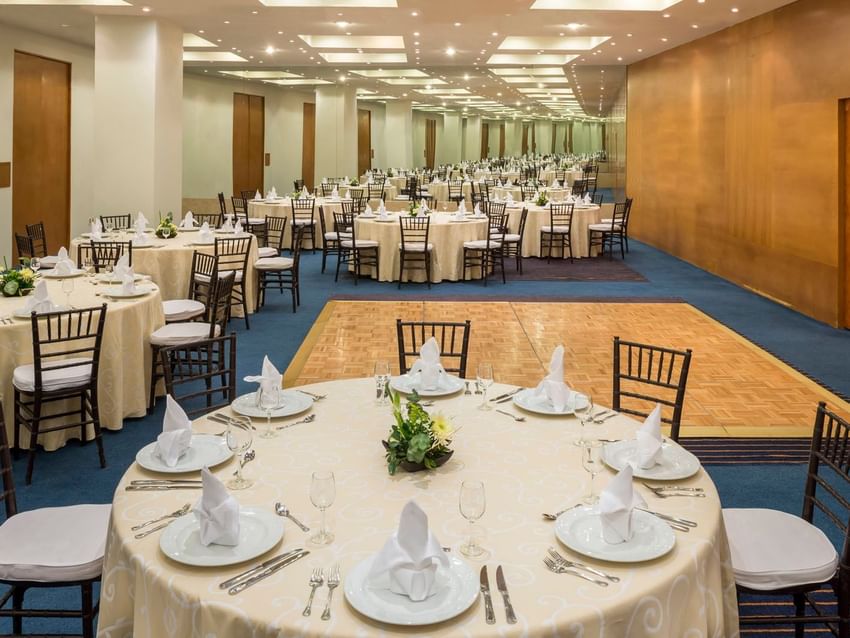 Elegantly set banquet tables with floral arrangements in the CDMX Venue at Real Inn San Luis Potosi