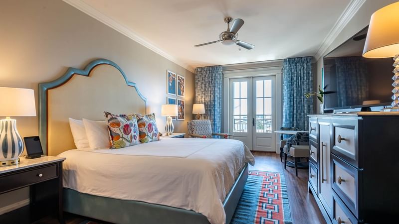 The Pearl Guest Room King Bed (Pool View)