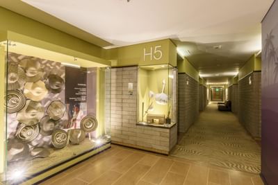 A hallway with a display of hats at Diez Hotel Categoría
