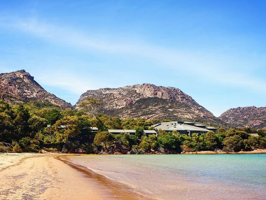 Richardsons Beach coastline near Freycinet Lodge