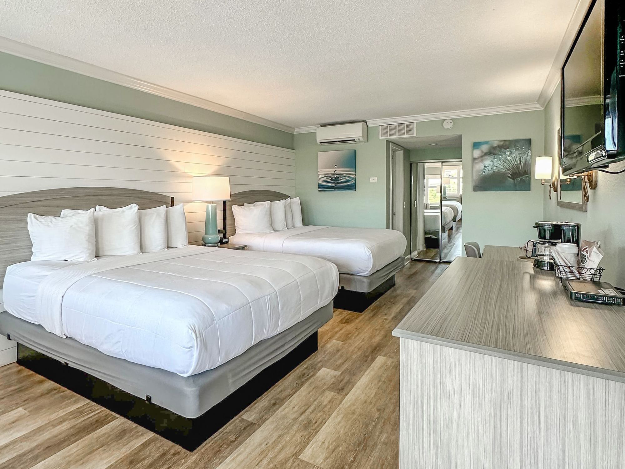 Bedroom of Poolside Traditional Room, Thunderbird Beach Resort