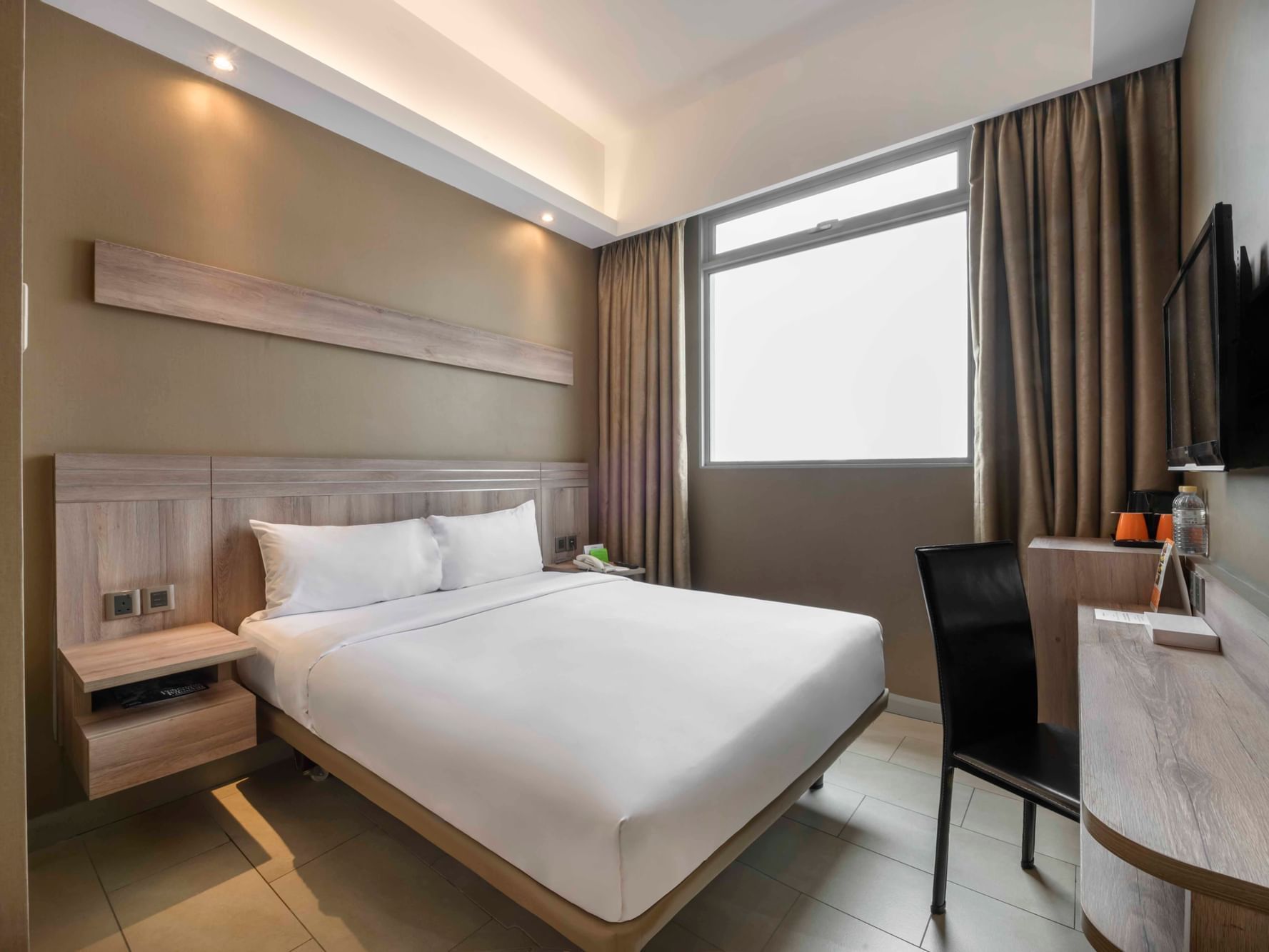Image 15: Interior of the Standard room at Cititel Express Penang
