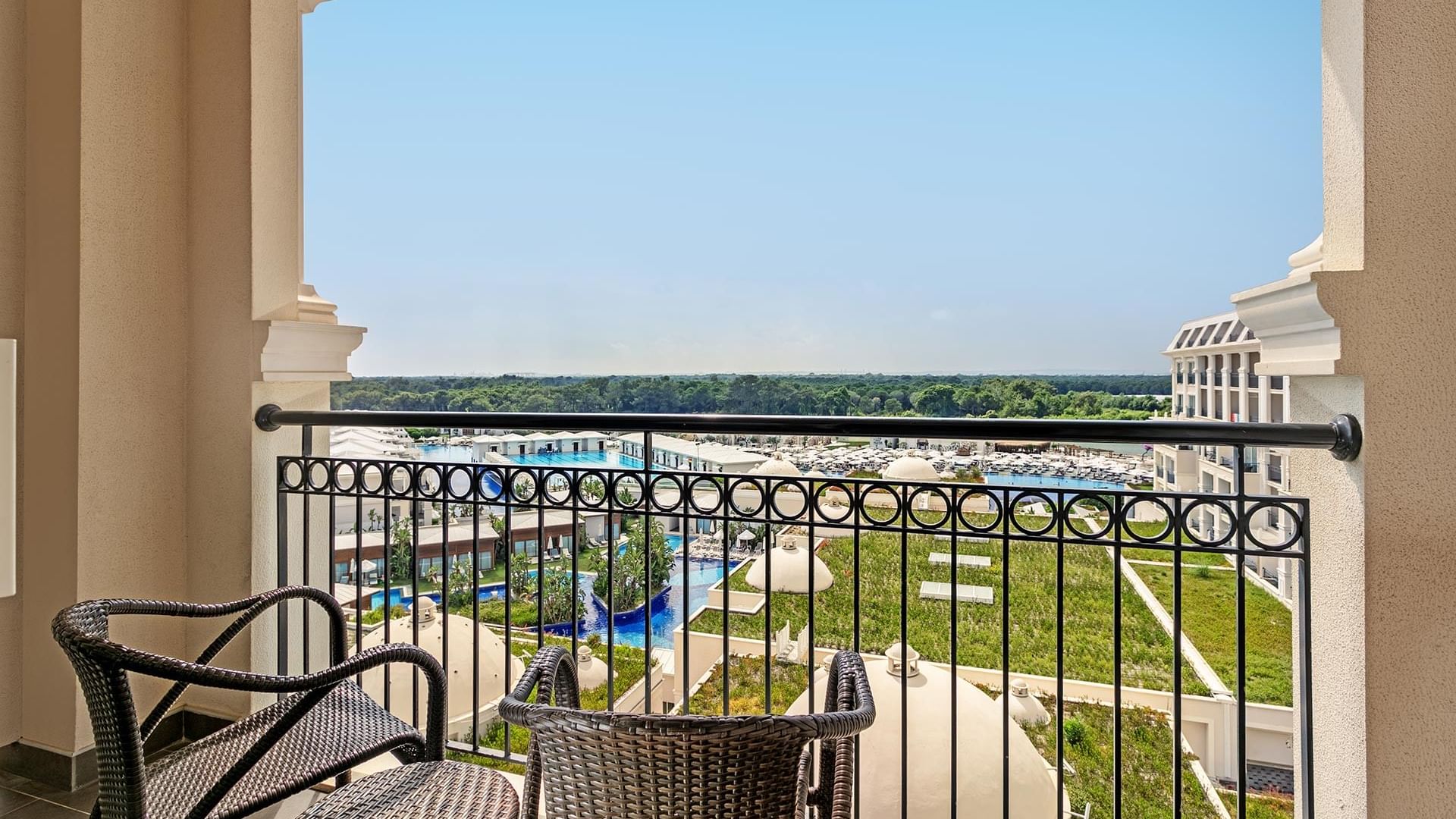 Titanic Deluxe Golf Belek’te Standart Oda balkonundan havuz ve bahçe manzarası.