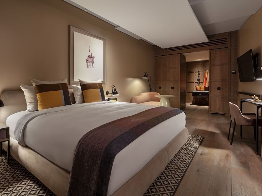 The Londoner Hotel - Corner Suite Bedroom