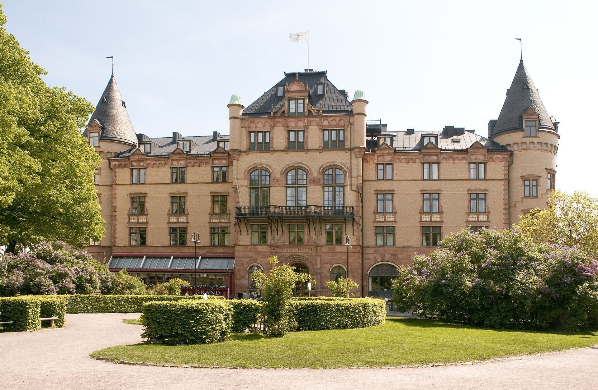 Exterior view of the entrance driveway of Grand Hotel Lund