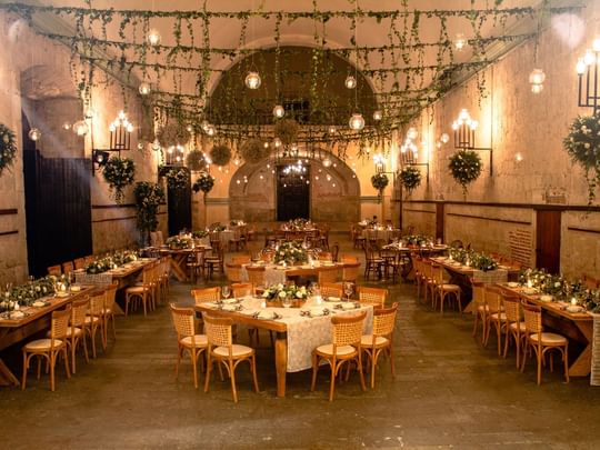 Mesas y sillas decoradas para eventos en La Capilla de Quinta Real Oaxaca en Oaxaca de Juárez.