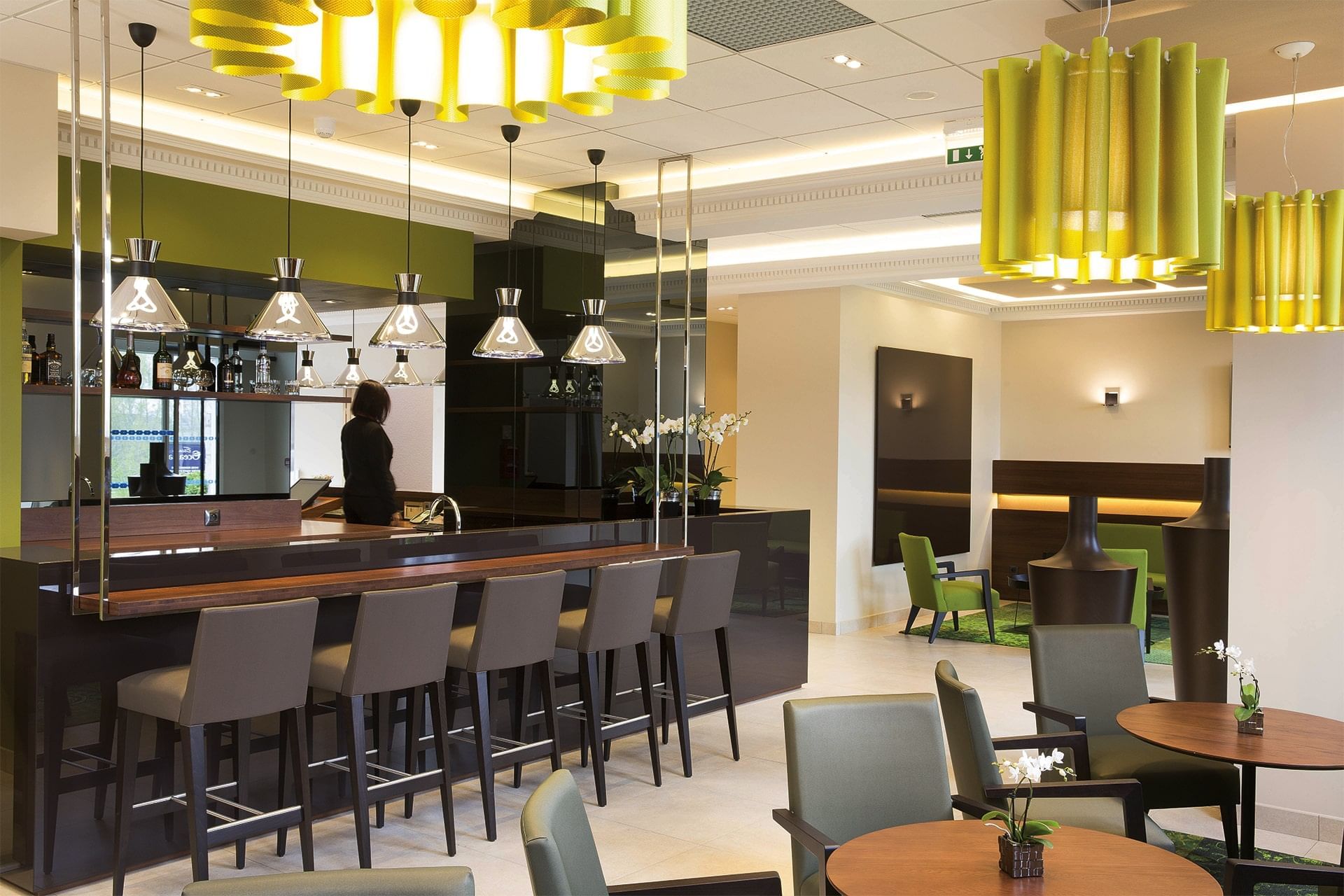 Comptoir et coin salon dans le hall à Escale Oceania Orléans