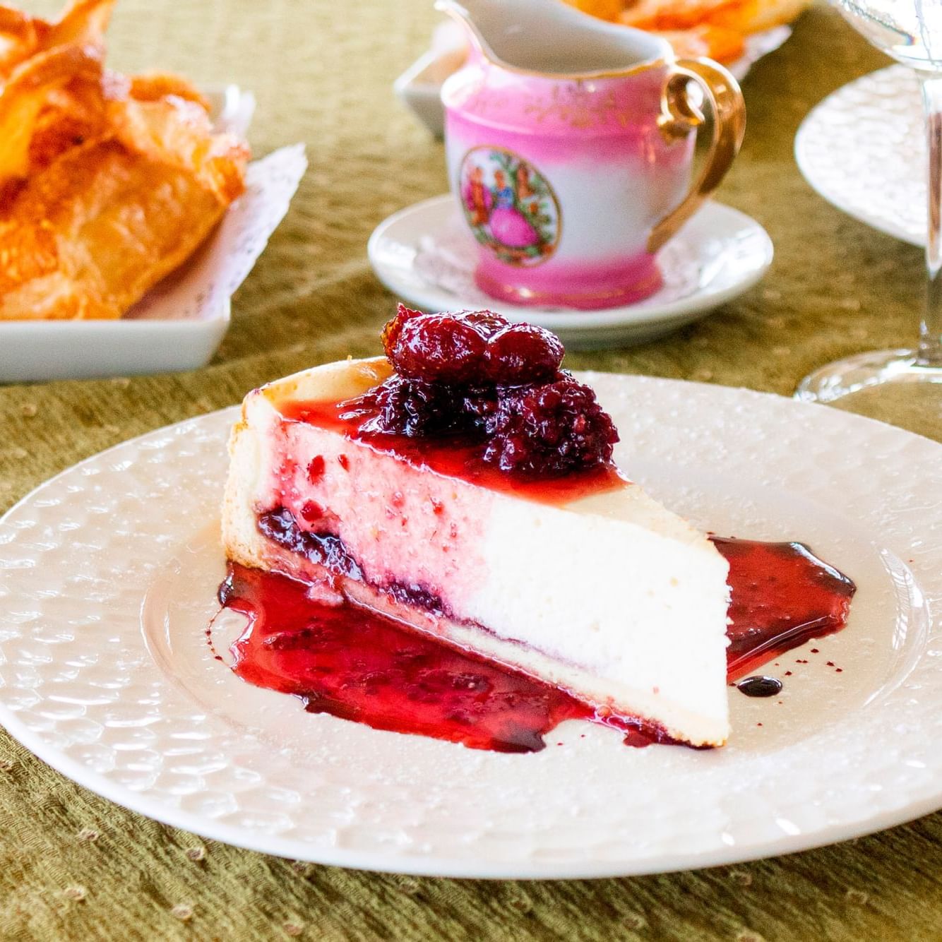 Cheesecake with raspberry sauce in Las Cumbres at DOT Hotels