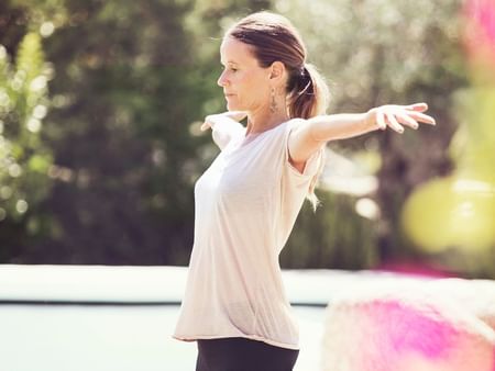 mujer haciendo yoga en en una villa privada