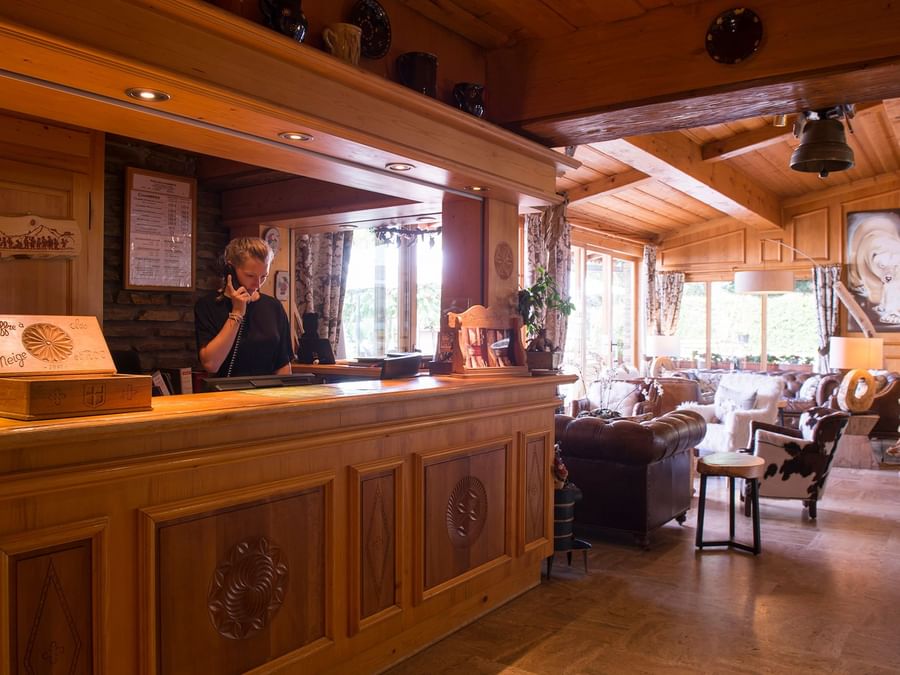A receptionist at the reception in Chalet-Hotel Neige et Roc