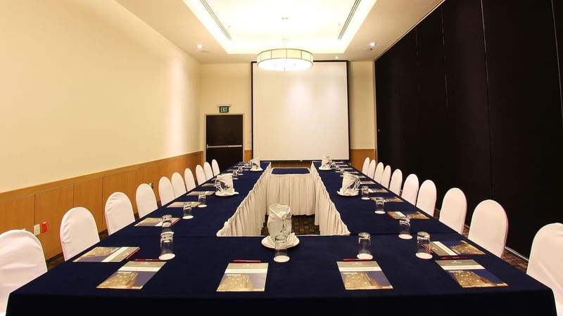 U shaped table in a meeting room at Fiesta Inn Coatzacoalcos