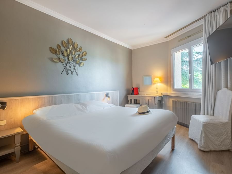 Room with king bed in Causse Comtal at The Originals Hotels