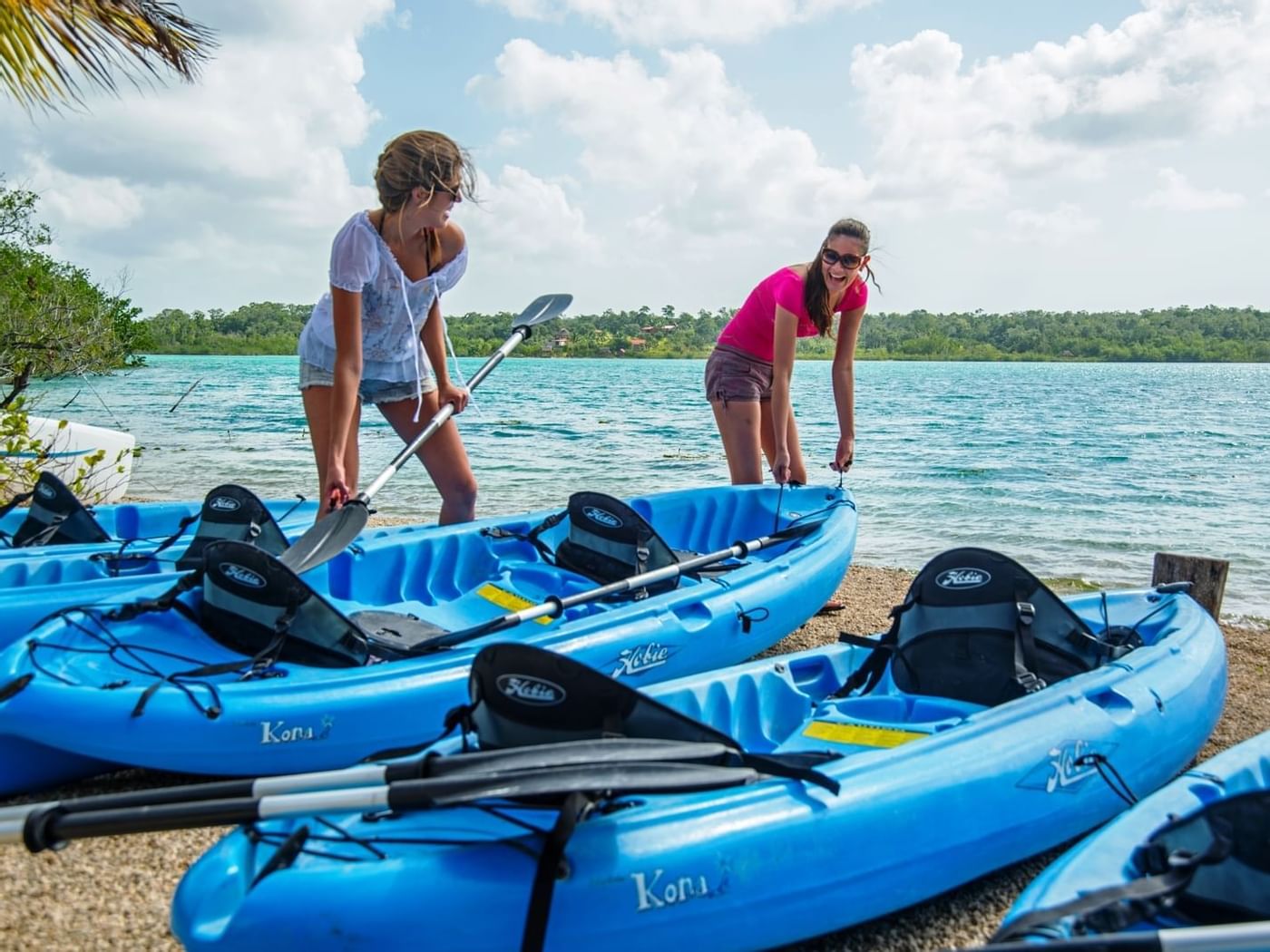 Dos niñas preparándose para hacer rafting cerca de Grand Fiesta Americana