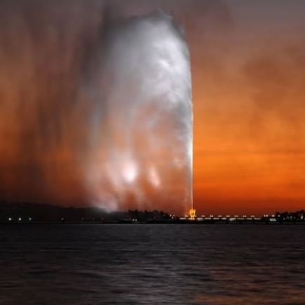 King's Fountain with a scenic view of a vibrant orange sunset near Warwick Hotel Jeddah