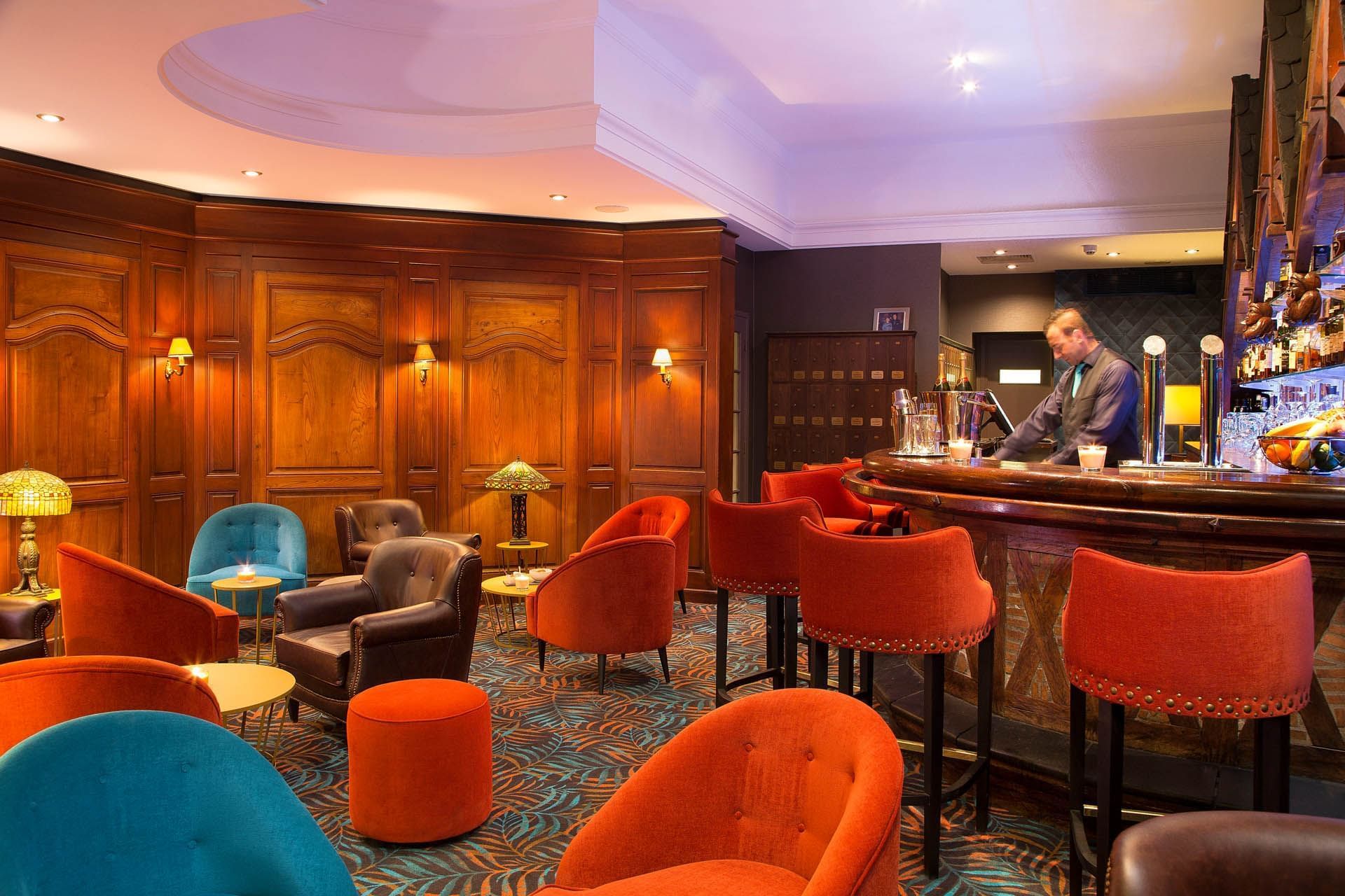 Transats et chaises hautes dans le bar à Oceania L'Univers Tours