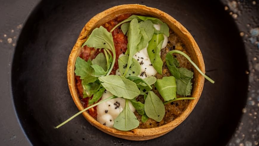 Tartelette à la tomate rose, au fromage de chèvre et à la réduction de Pedro Ximenez