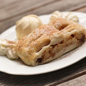 Apfelstrudelgericht serviert auf einem Teller in der Nähe von Titanic Hotels in Berlin