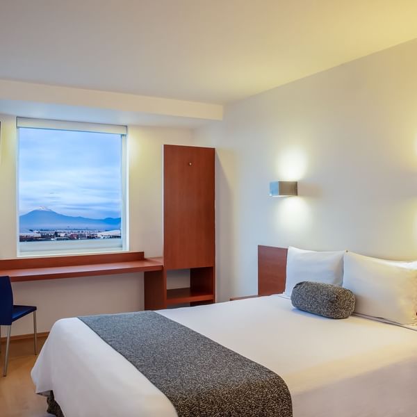 Habitación Superior con cama grande y zona de trabajo en One Hotels