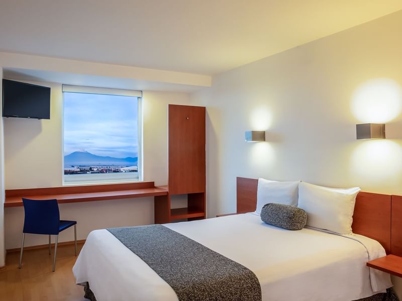 Habitación Superior con cama grande y zona de trabajo en One Hotels