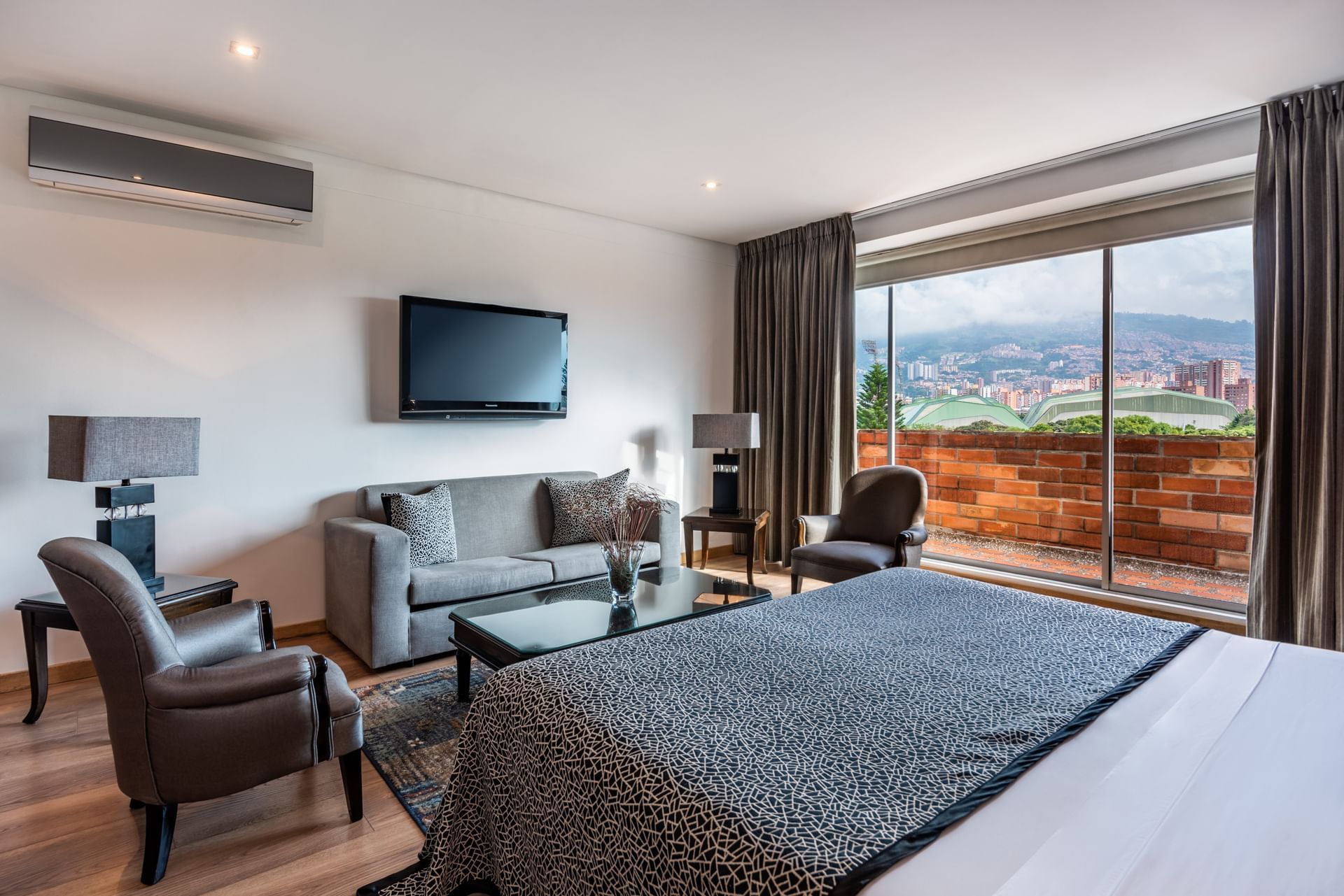 habitacion cama king con sofa cama y TV