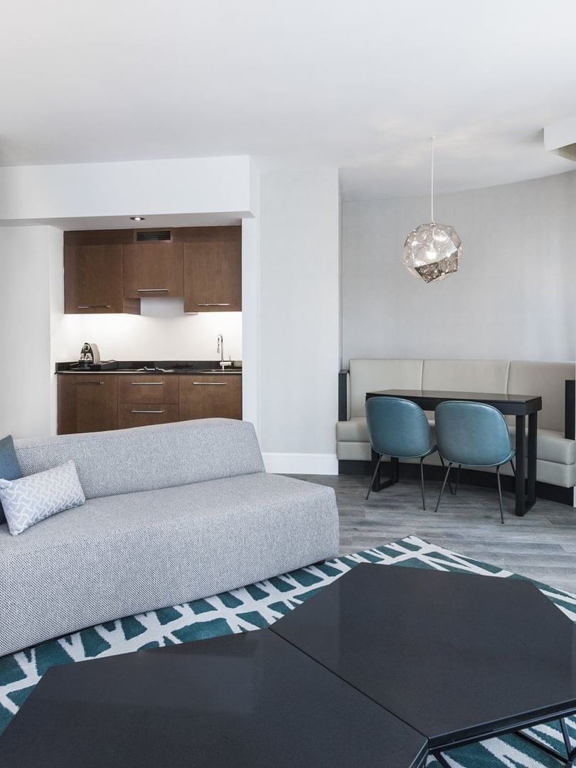 Suite Crystal avec espace salon avec canapé et table basse au Warwick Le Crystal