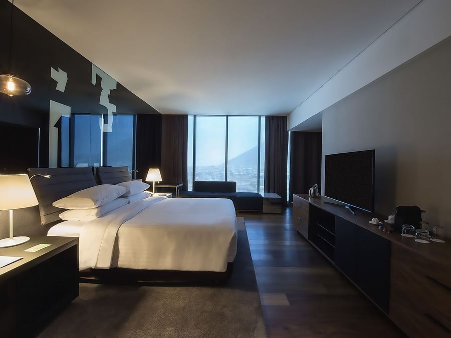 King bed in Junior suite, Fiesta Americana Monterrey Pabellón M