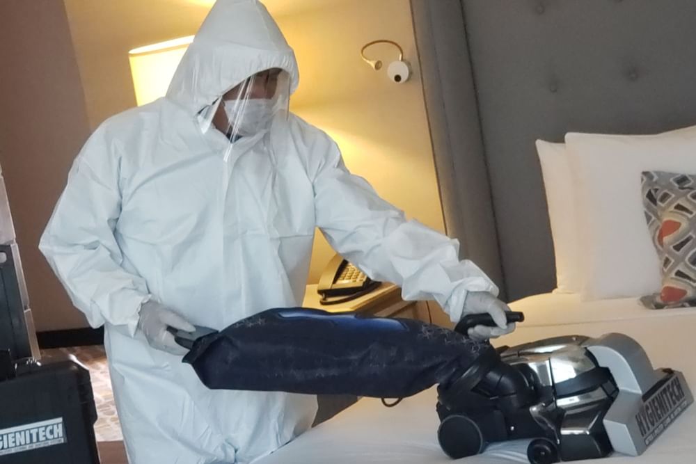Un hombre desinfectando la habitación del hotel Marquis Reforma