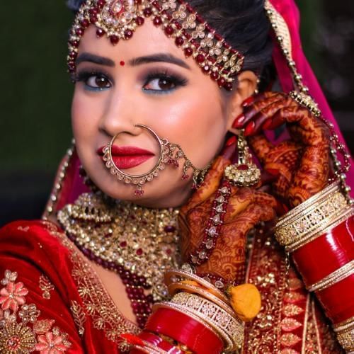 Bride wearing red Indian wedding tradition