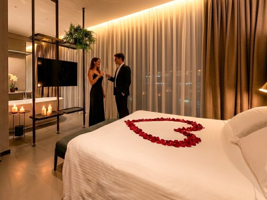 Paar stößt mit Moët & Chandon Champagner in einer Junior Suite im DUPARC Suites Turin zum Valentinstag an.