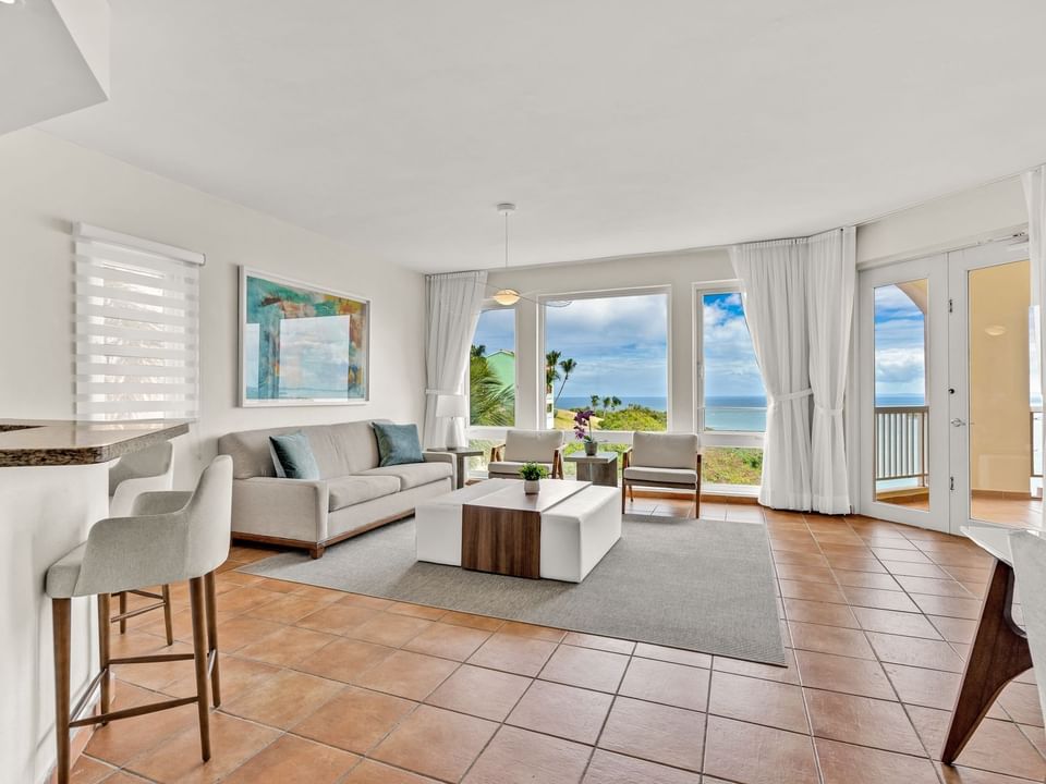 Área de estar junto a la ventana extendida en la Three Bedroom Ocean View en Las Casitas Village.
