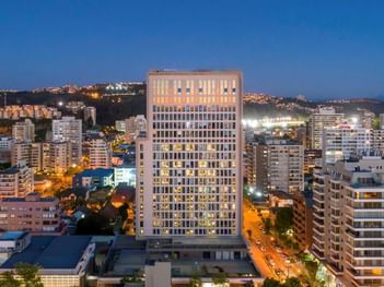 Exterior del Veranda Hotel de gran altura con vistas al perfil urbano que destaca hoteles en Valparaíso Chile