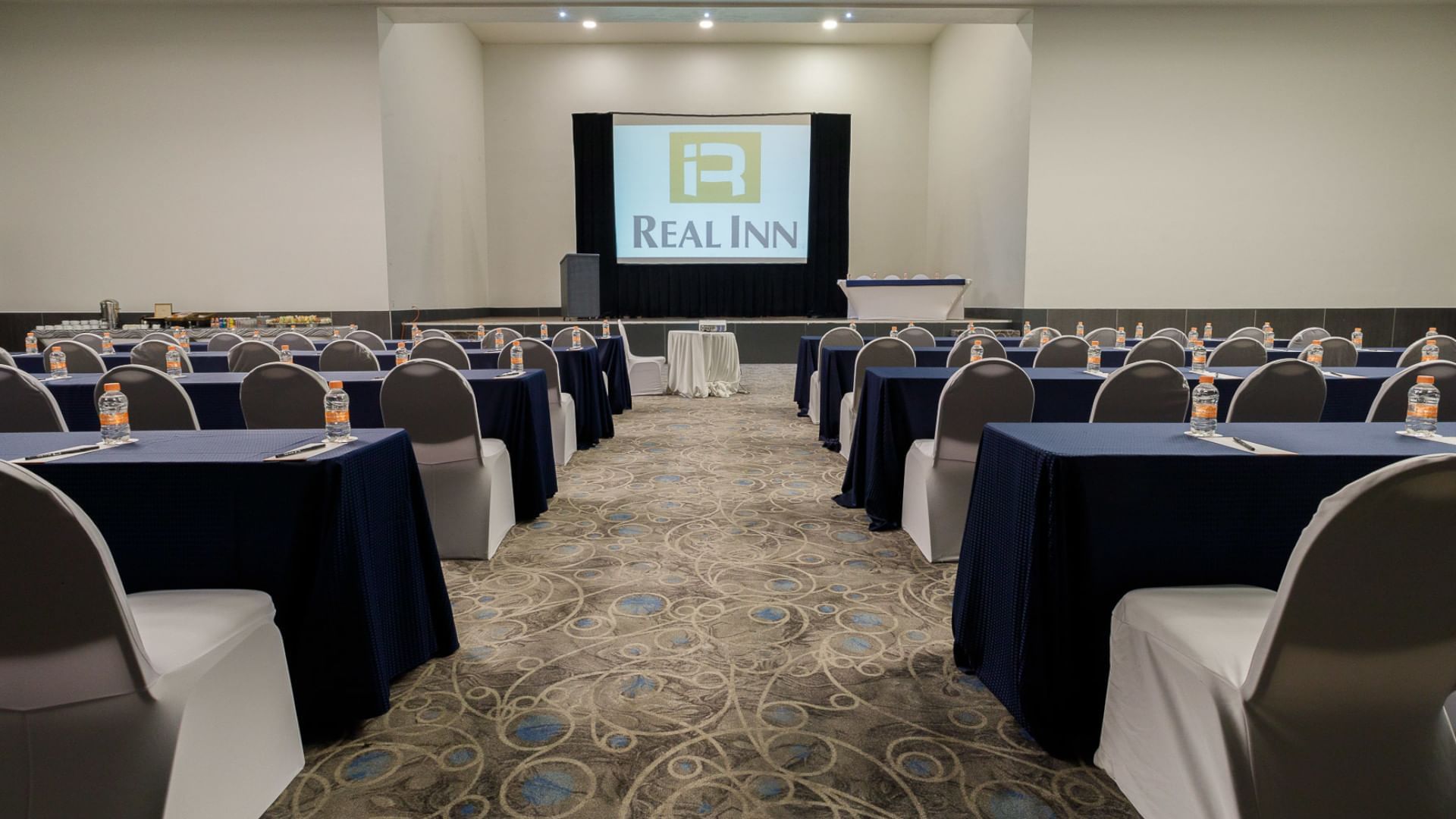 Sala de reuniones San Francisco con mesas y sillas en Real Inn Tijuana.