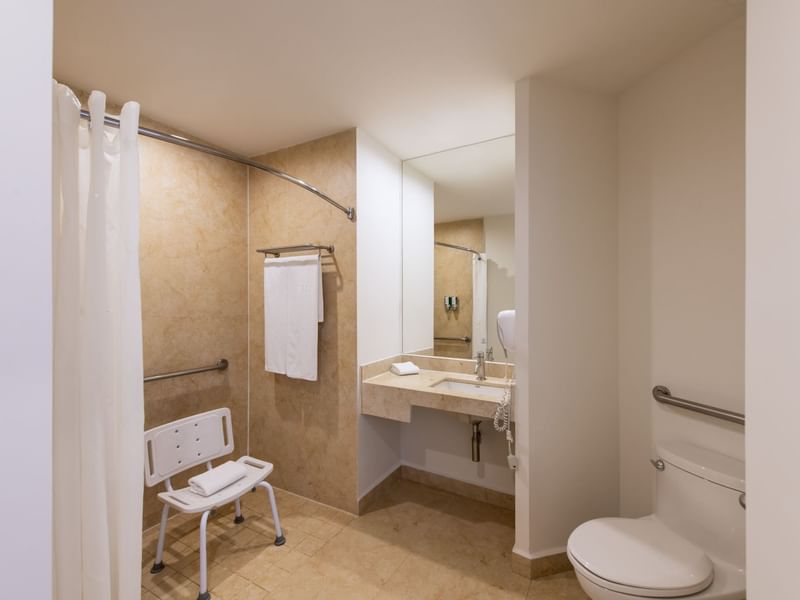 Habitación Superior con cama grande y zona de trabajo en One Hotels