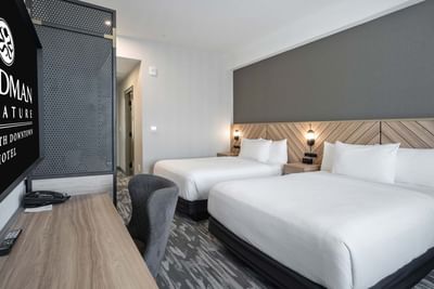 Twin beds in a bedroom at Sandman Signature Fort Worth Downtown