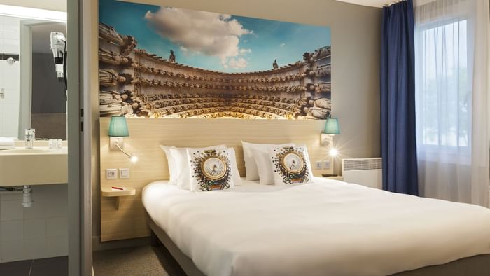 large king size bedroom at tabl'hotel
