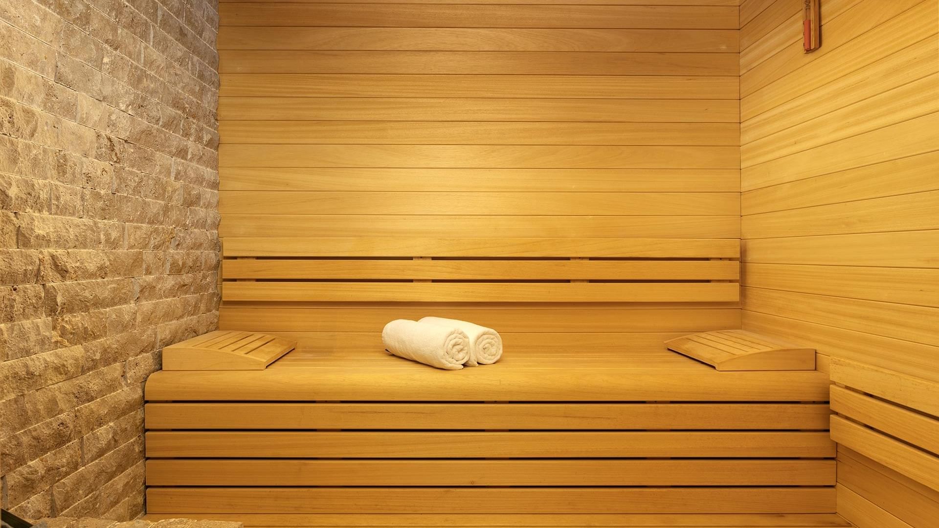 Сауна в Ottoman Spa Suite, Titanic Deluxe Golf Belek — приватный уголок для восстановления.