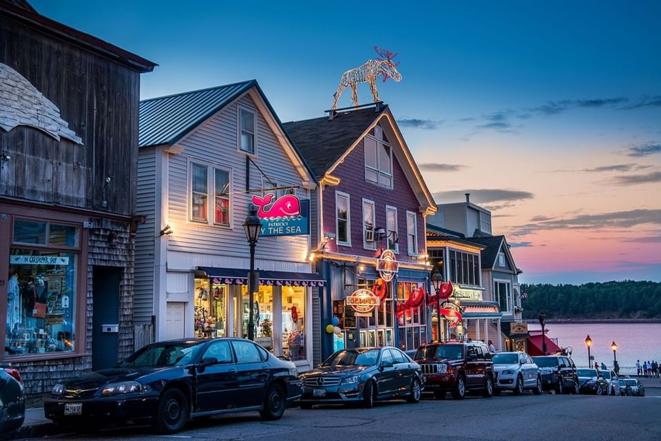 exterior of bar harbor maine shopping and bars