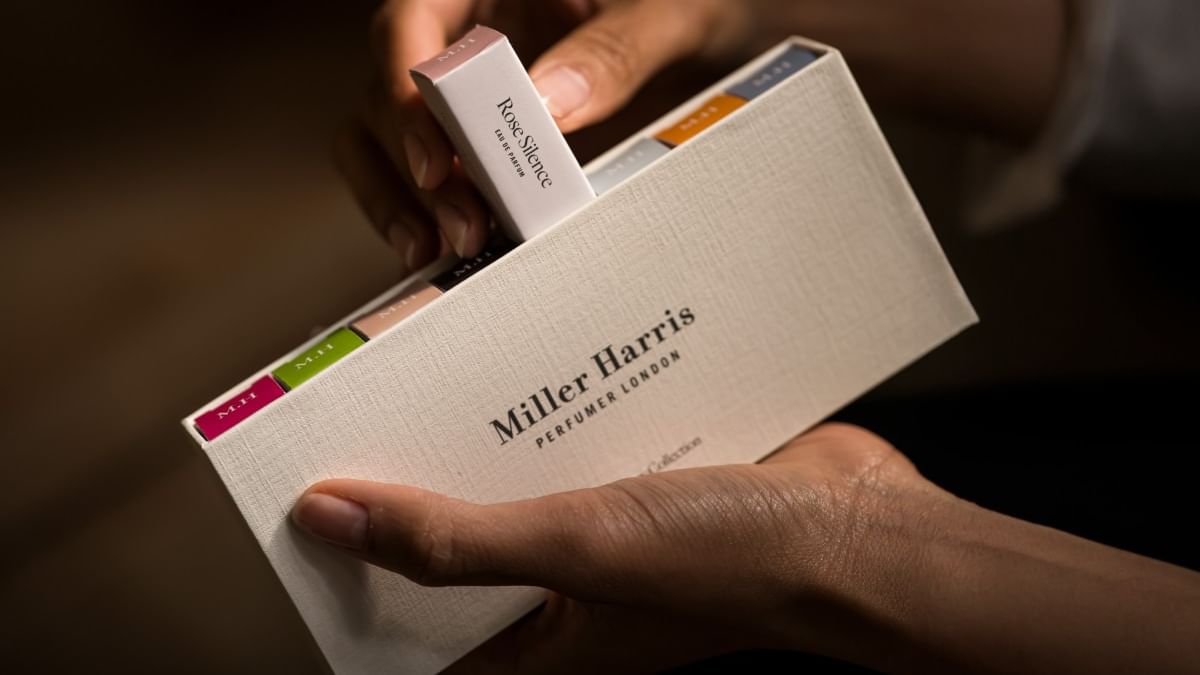 Mãos a segurar uma caixa da coleção de perfumes Miller Harris para o Dia da Mãe no The Londoner Hotel