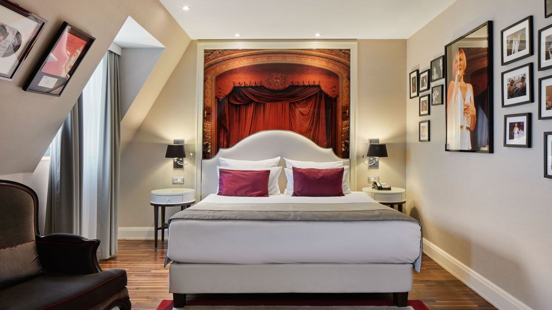 Sezen Aksu Suite mit Nachttischen und Liege am Bett im Titanic Gendarmenmarkt Berlin.