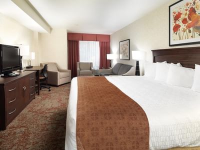 King Jetted Tub Suite with a compact lounge at Crystal Inn Hotel & Suites