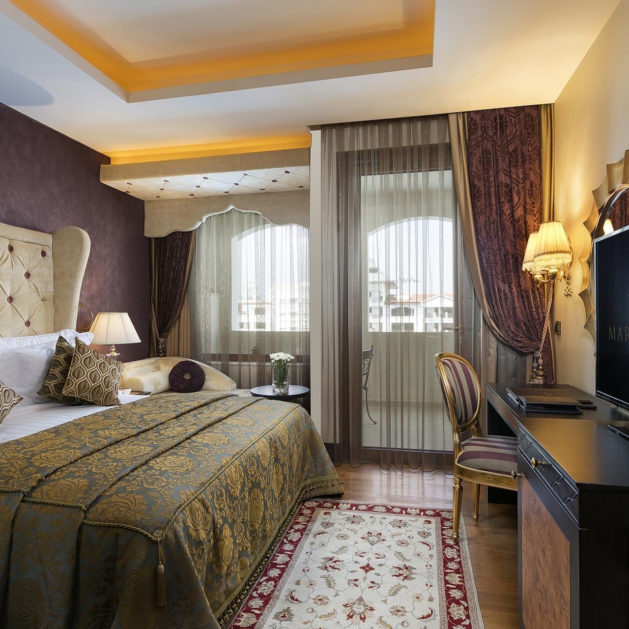 Классический номер в Titanic Mardan Palace — уют и стиль в каждом уголке.