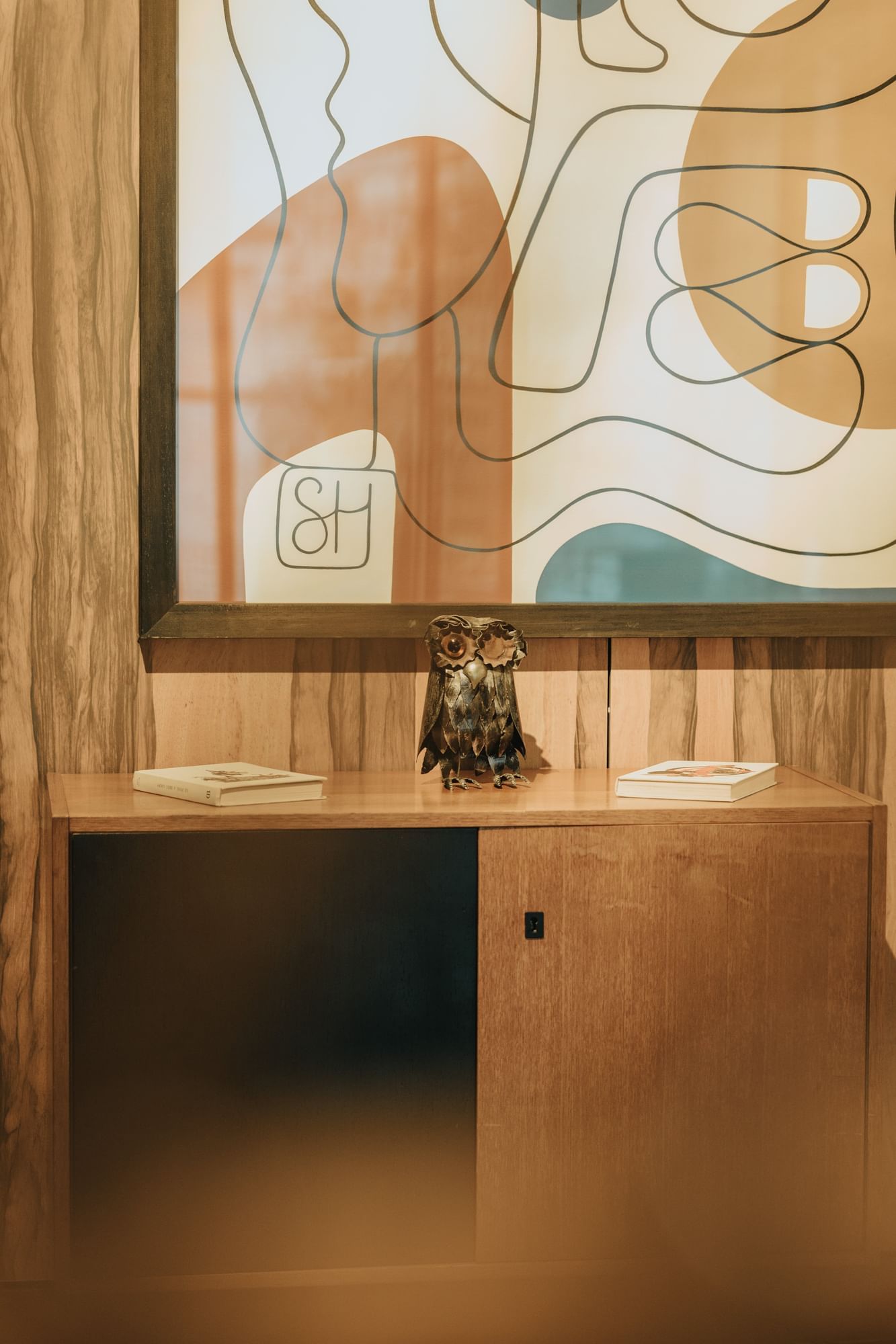 Close-up of an owl statue on a desk in a room at Kopster Hotel Paris Ouest Colombes