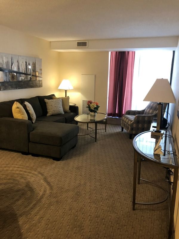 Un salon cosy avec un canapé au Cartier Place Suite Hotel